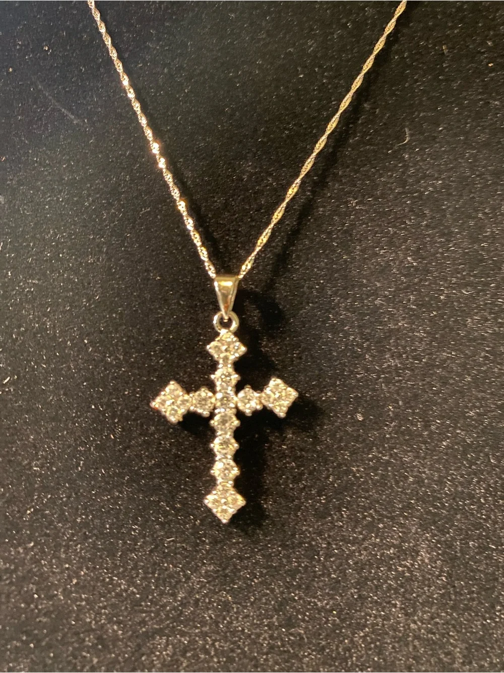 ELEGANT WHITE METAL CROSS NECKLACE W/DELICATE CHAIN CRYSTAL CROSS PENDANT